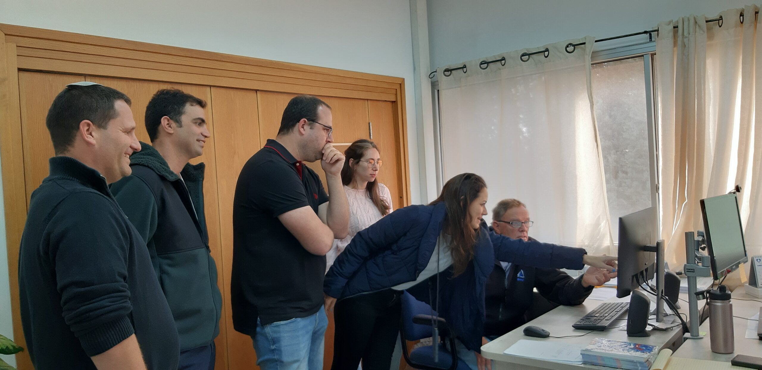 צוות קרן בר מדריך את צוות ביוגל על המערכת אלמוג ERP