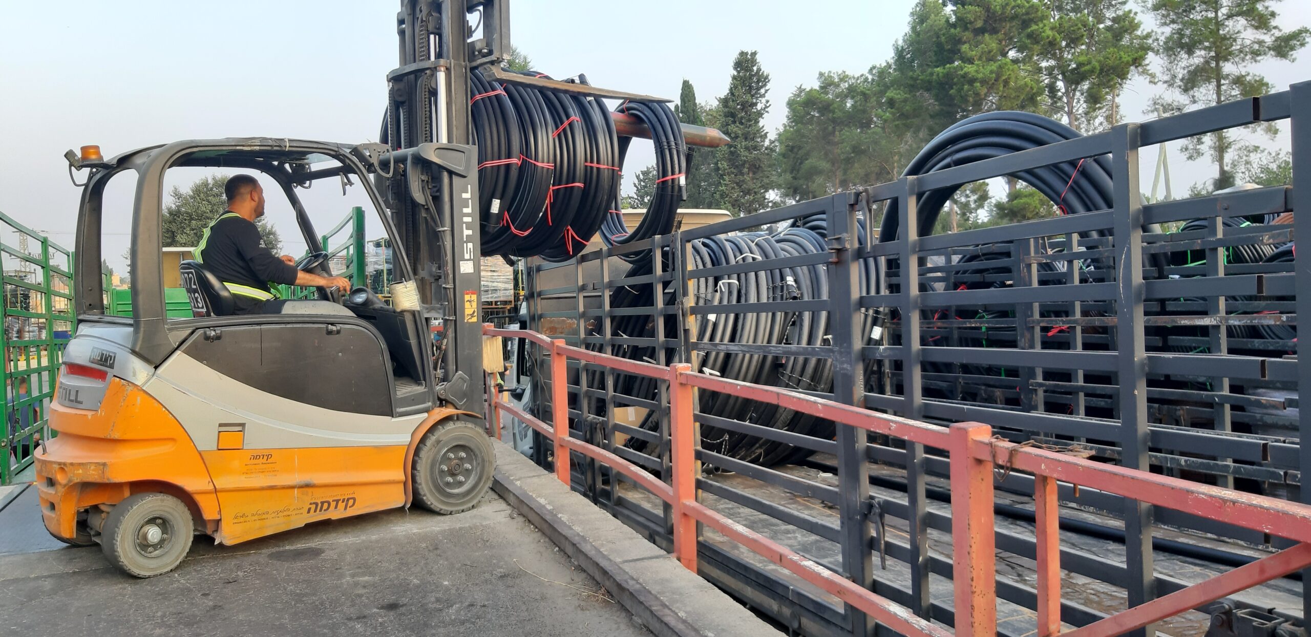 העמסת משאית הפצה במצרפלס